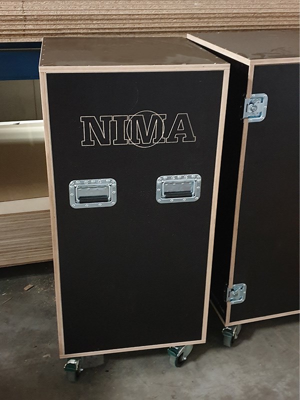 Houten transportkist met logo op wieltjes en met handvaten