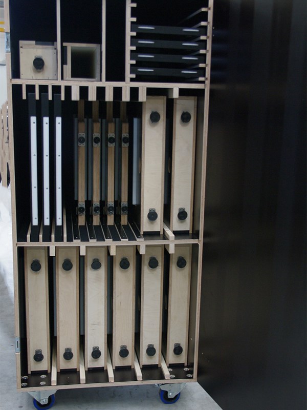 Houten kist op wielen voor het opbergen van materiaal