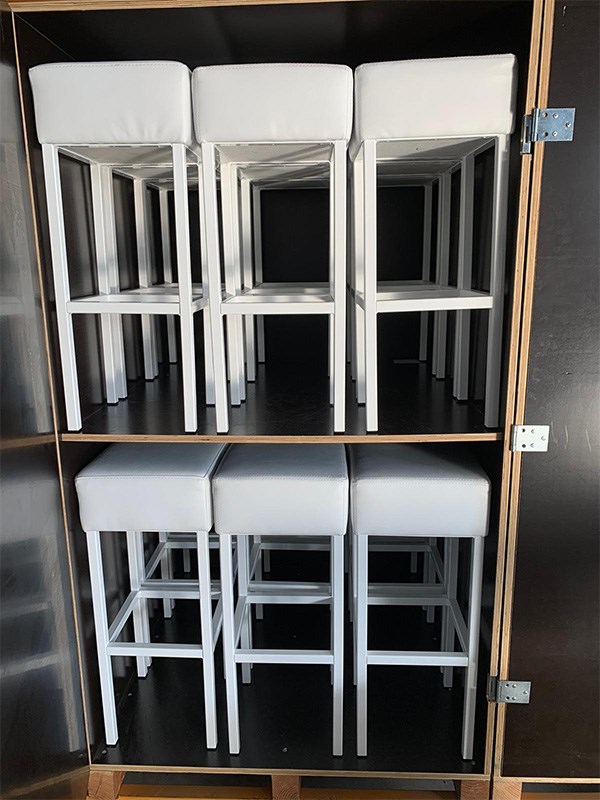 Houten transportkist op wielen voor bar stoelen