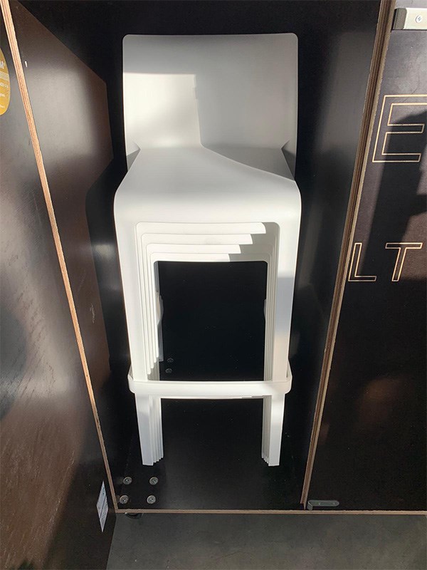 Houten transportkist op wielen voor barstoelen