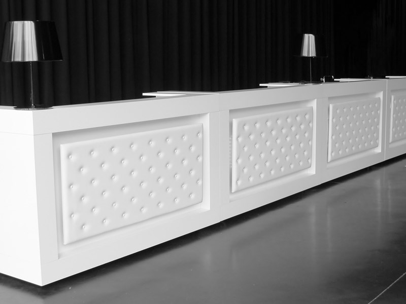 Witte modulaire bar met chesterfield motief en led-verlichting