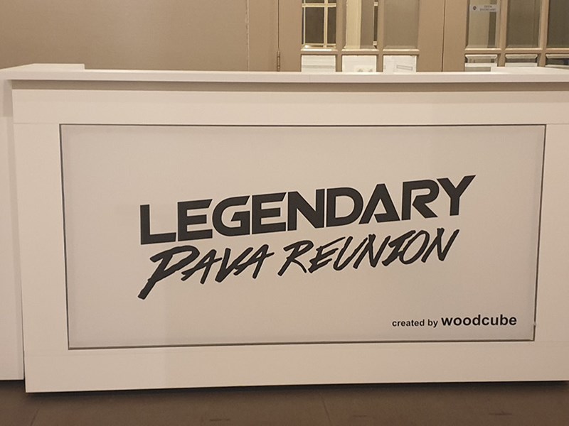 Witte modulaire bar met gepersonaliseerd logo