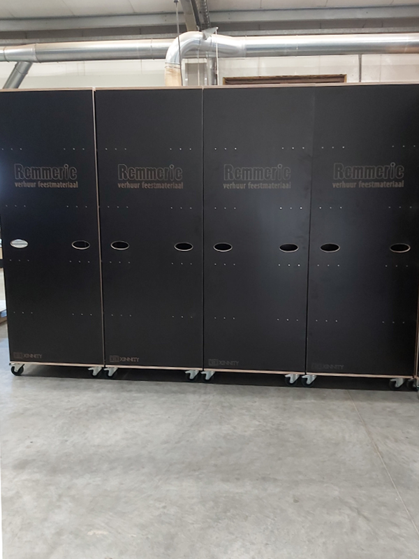 Houten transportkisten op wielen met logo