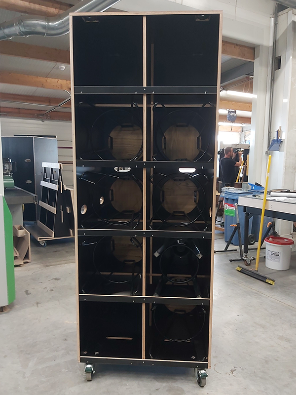 Houten transportkisten op wielen voor bar stoelen